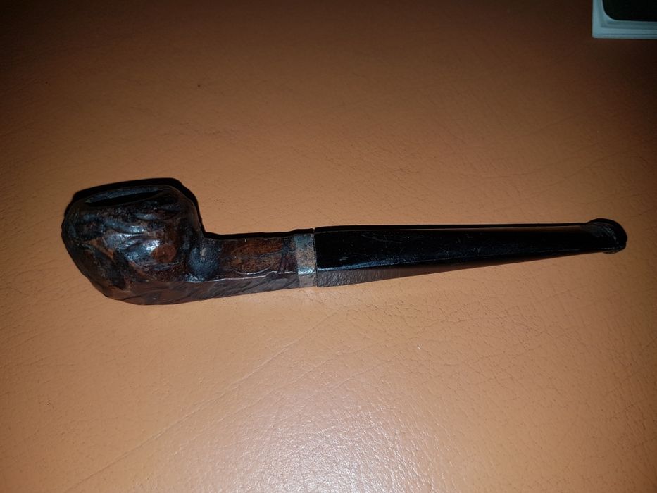 Stara drewniana fajka rzeźbiona