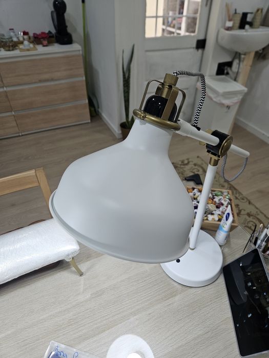 2 candeeiros com lâmpadas led branco frio