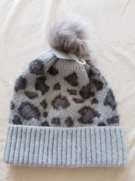 Czapka damska popiel z pomponem Nowa