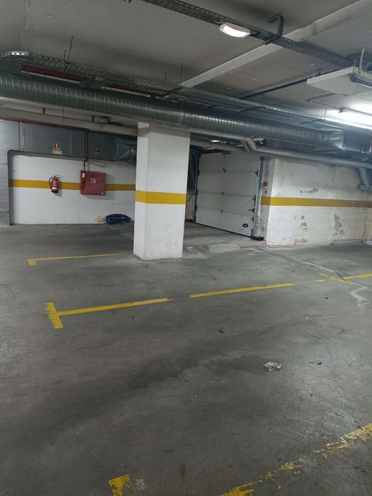 Garagem com estacionamento