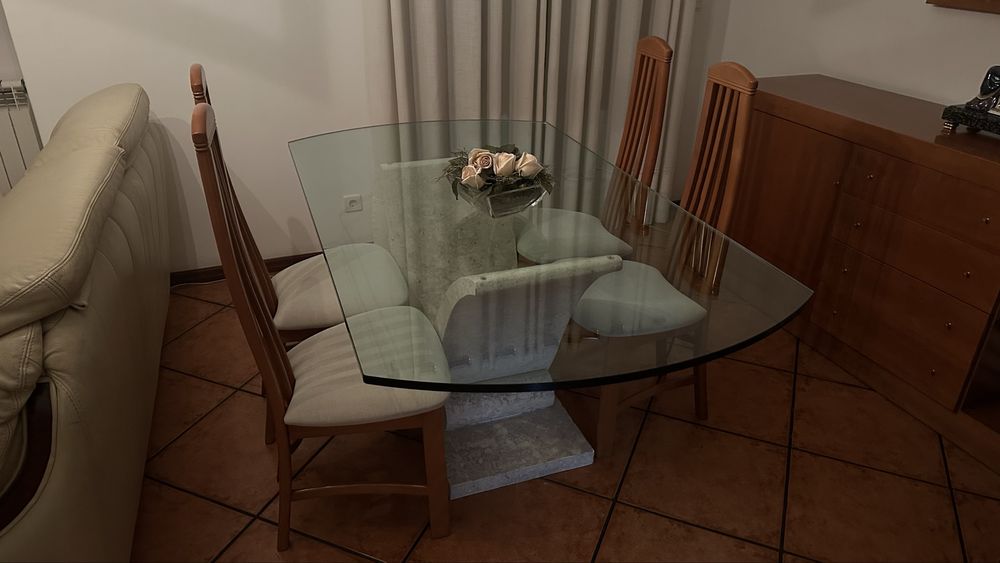 Mesa de Jantar + Cadeiras + Sofas
