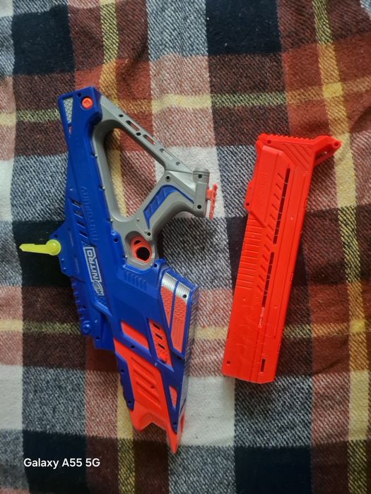 Nerf бластер запускаючи машинки
