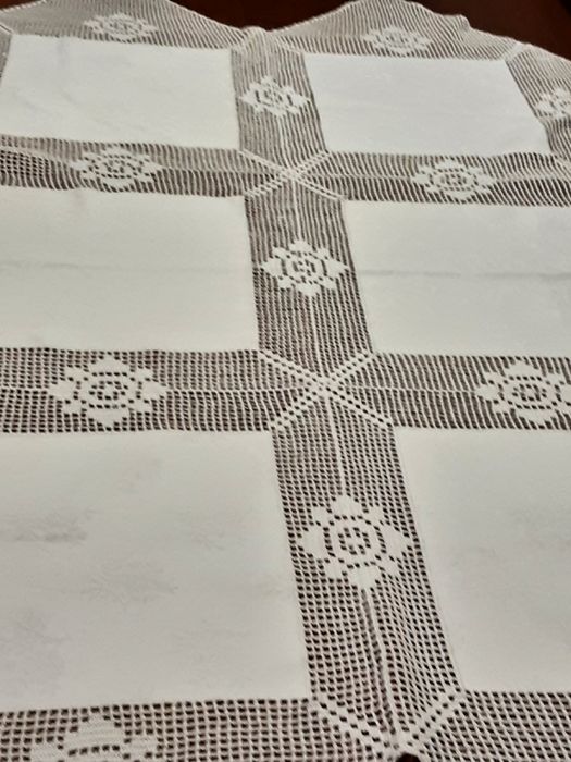 Grande pano de mesa com quadrados algodão  estampado  e croché