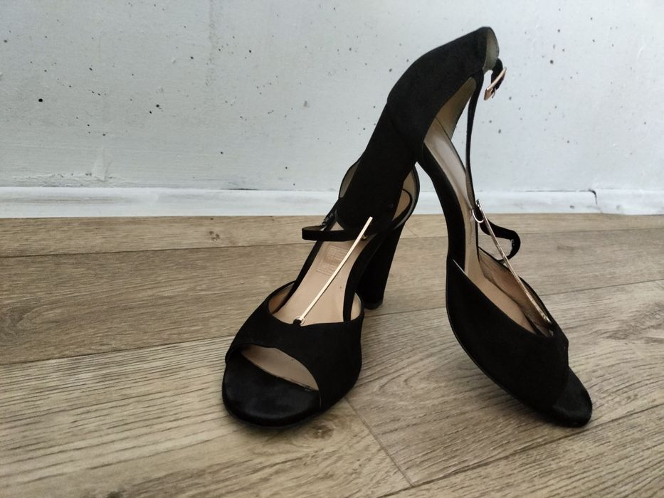 Босоніжки на підборах