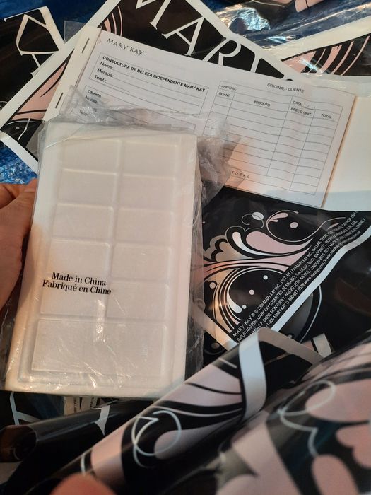 Embalagens MaryKay grande e pequeno com bloco de venda e mini placas