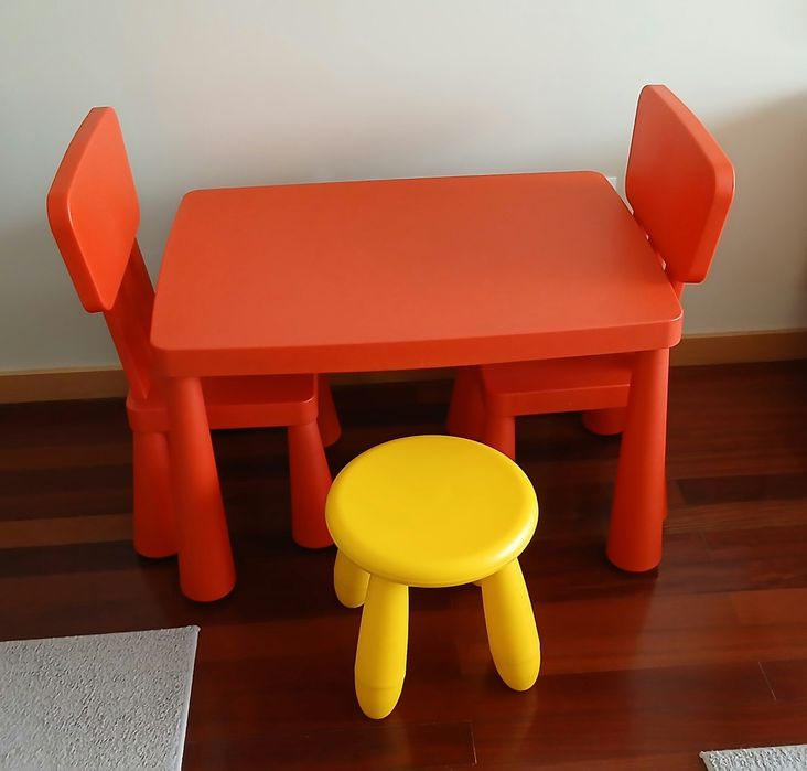 Mesa com cadeiras e banco