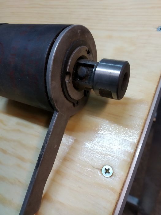 Głowica gwintująca na wiertarkę.