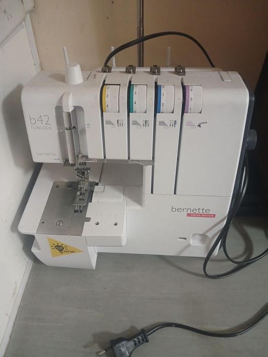 Розпошивальна машина Bernina Bernette FunLock B42