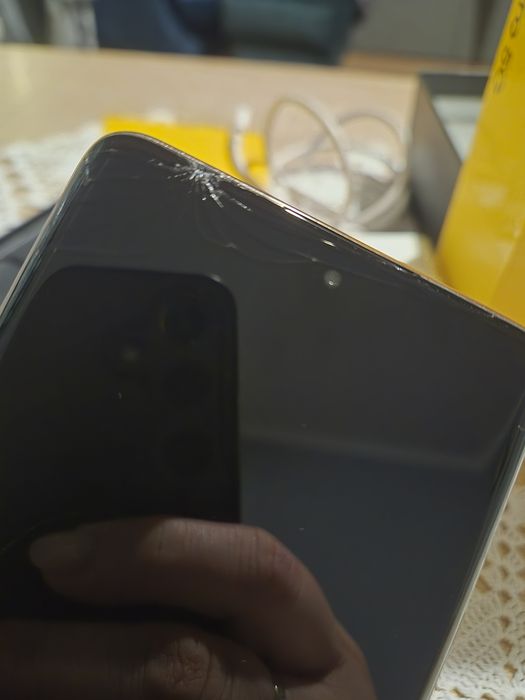 Realme 11 pro 5g . Pęknięta szybka na górze ekranu