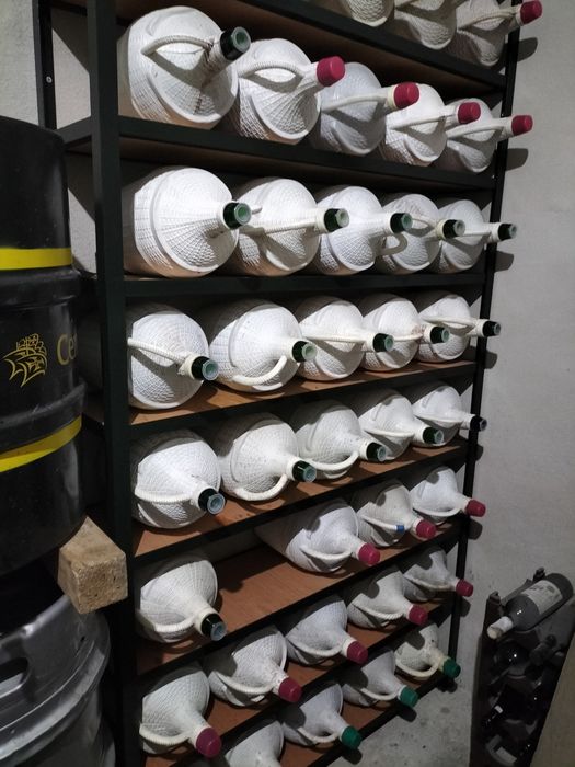 Tenho para desocupar garrafões de 5 litros caseiro tinto