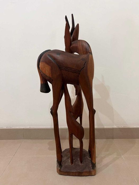 Escultura Artesanal de Veado em Madeira