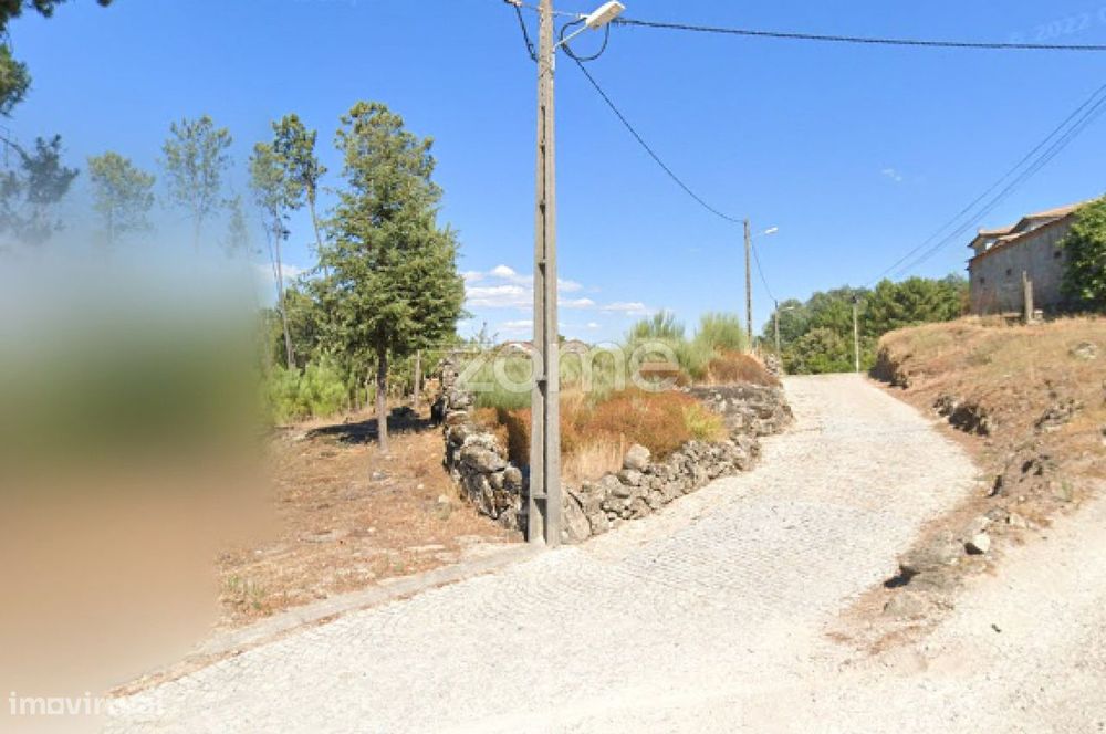 Moradia excelente em pedra para recuperar