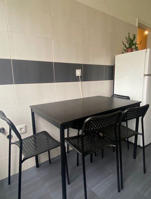 Mesa e cadeiras de cozinha