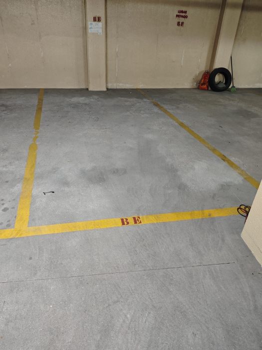 Alugo lugar de garagem  12m2. JUnto deAv República  em Gaia ,