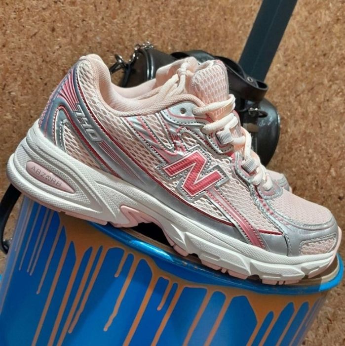 Жіночі кросівки нові New Balance 740
