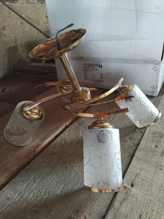 Люстри різні б/у