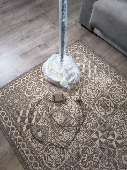 Candeeiro de pé em tons dourado