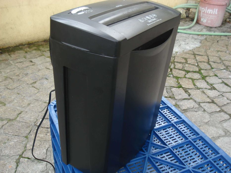 Destruidora de corte em tiras Alpha Rexel