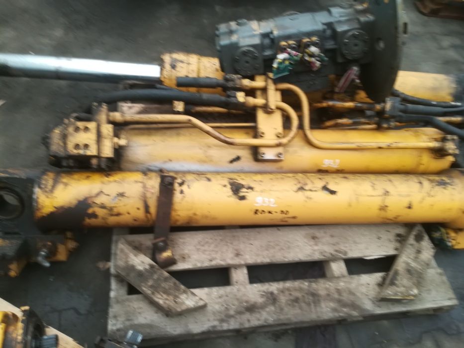 Liebherr 932 siłowniki