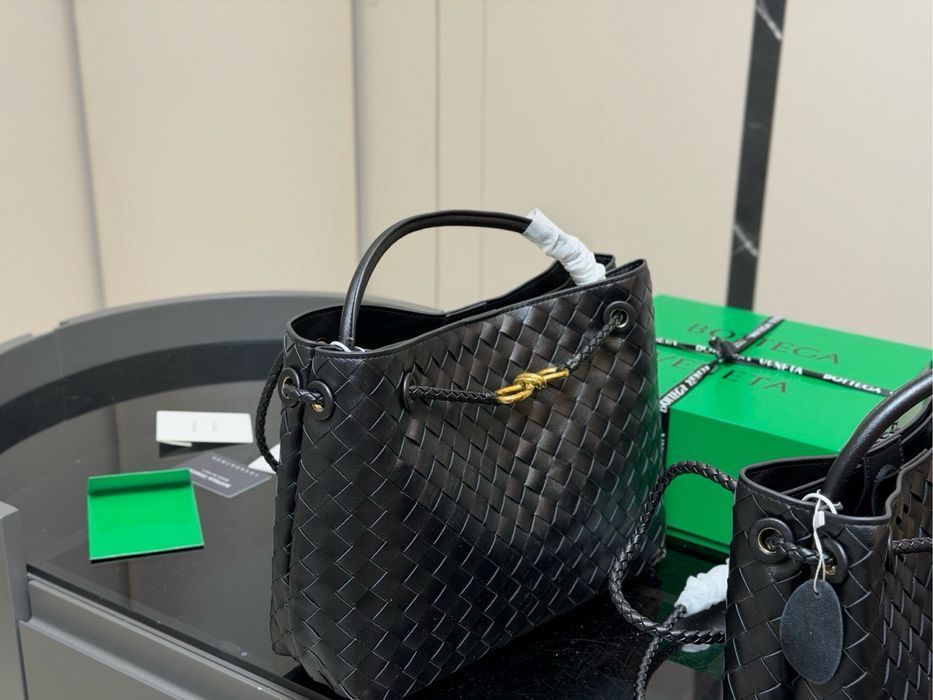 Жіноча сумка з натуральної шкіри Bottega Veneta Andiamo Bag Black