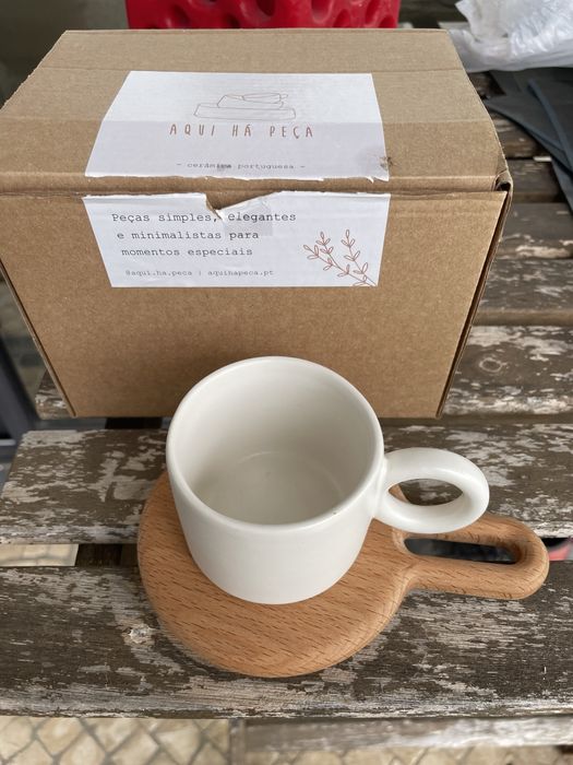 Chavena individual em ceramica branca com pires em madeira