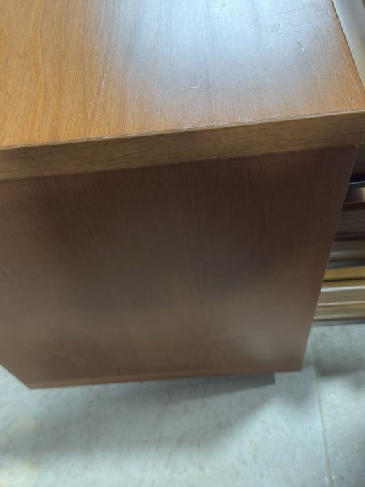 Mesa cabeceira em muiito bom estado , pouco uso, venda para libertar