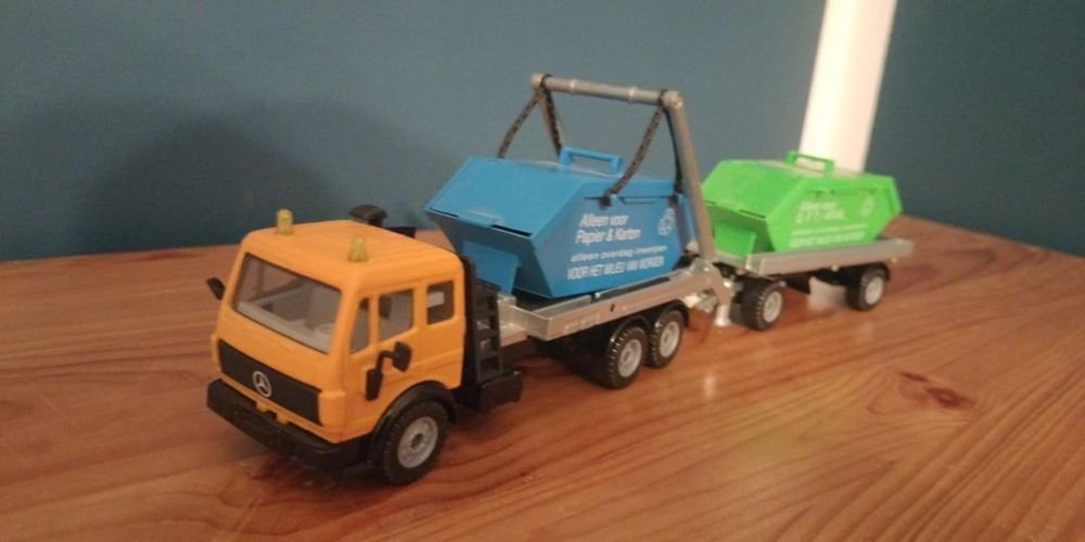 Mercedes bramowiec z przyczepą i dwoma kontenerami od siku