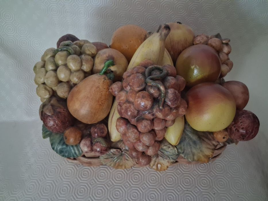 Cesto de fruta em cerâmica antiga