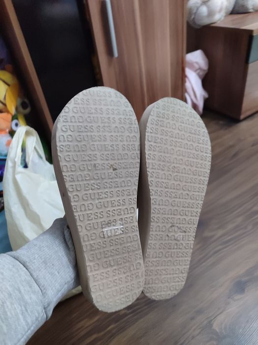 Білі шльопанці guess оригінал