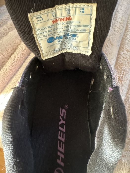 Кроссовок с роликом под пяткой кросівок з роліком