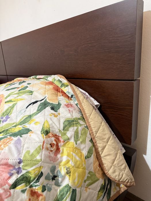 Cama de casal castanha