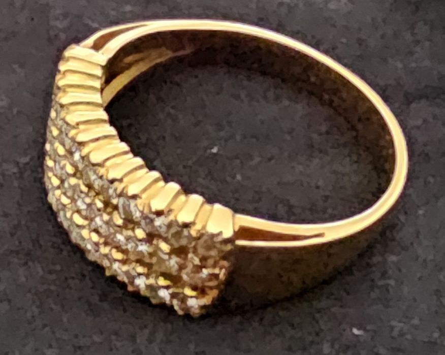 Anel de Ouro com Diamantes