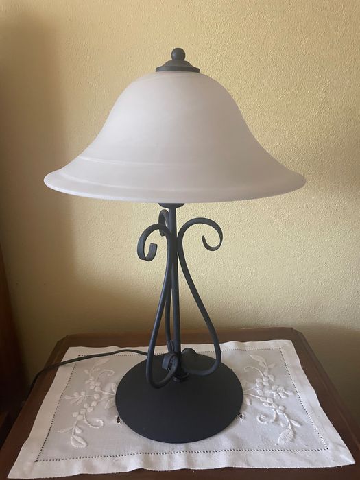 Candeeiro de mesa em vidro e ferro forjado