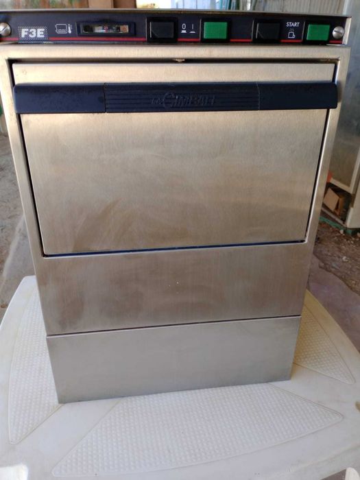 Máquina de lavar chavenas - LaCimbali F3E