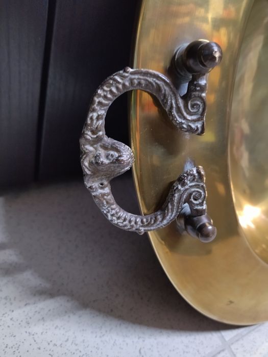 Braseira antiga com asas