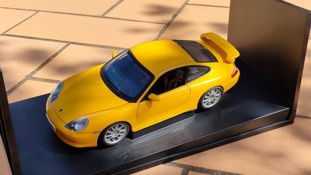Porsche 911 GT3 Street Car (996) AutoArt 1/18