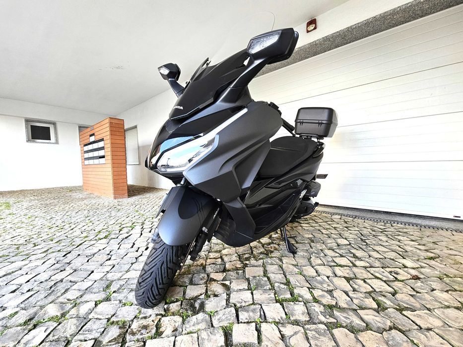 Honda Forza 125 de 2024 com Top Case com apenas 4.680 kms e com garantia da marca