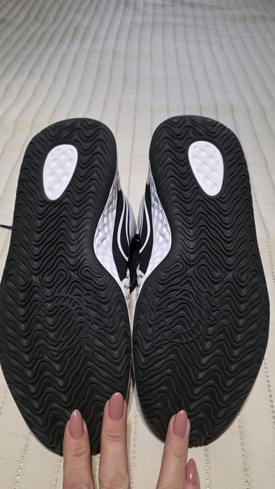 Новенькі кросівки Найк