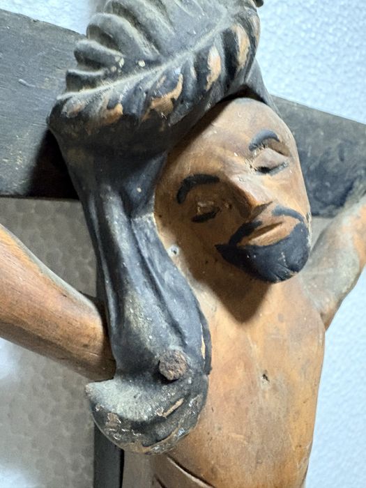 Antigo crucifixo de arte popular brasileira em madeira esculpida
