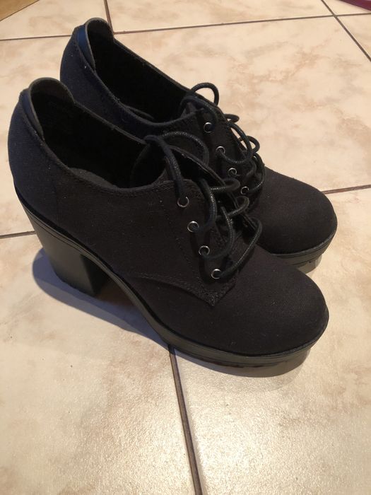 Buty na obcasie hm