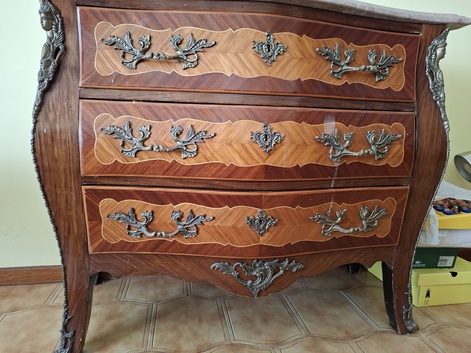 Móveis de madeira vintage 50€. Comoda de madeira folhada vintage 220€.