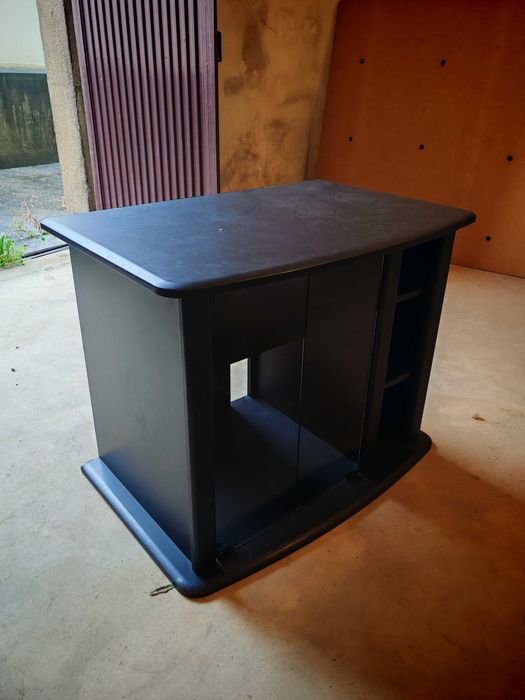 Móvel para TV com Portas de Vidro e Arrumação