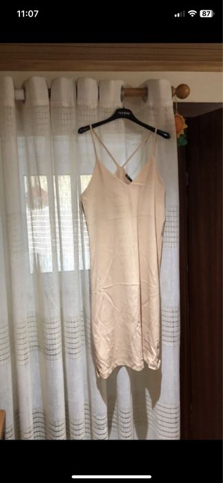 vestido bege comprido