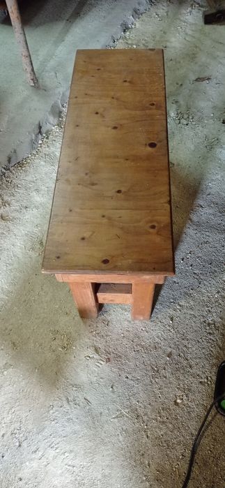 Mesa de cozinha com dois bancos corridos