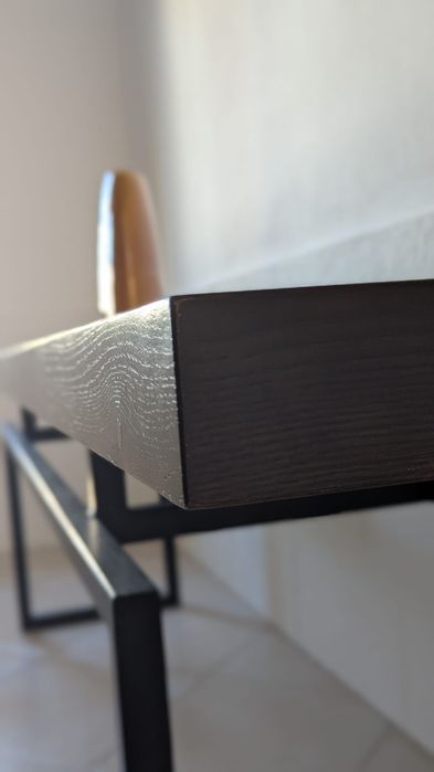 Consola Minimalista de Design – Carvalho Negro e Metal – Estado Impecável