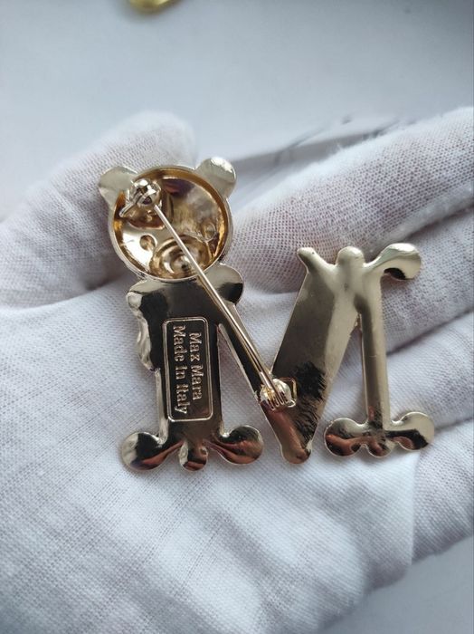 Брошки ведмедики, літера М з маркуванням Max Mara