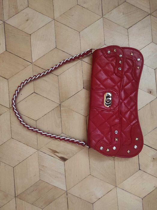 Czerwona torebka pikowana na łańcuchu George