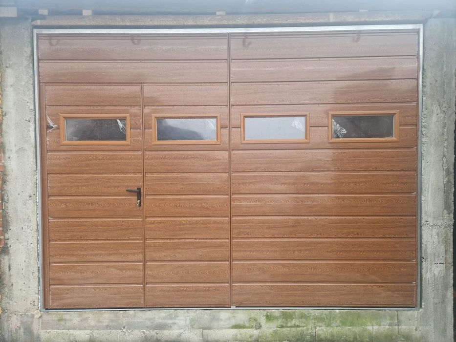 Bramy garażowe uchylne.  Drzwi garażowe dwuskrzydlowe. Producent.