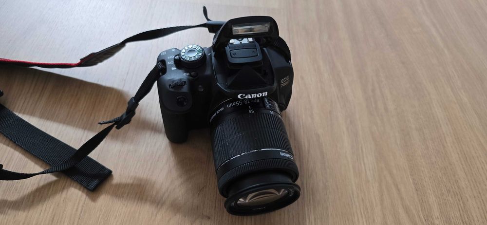 Máquina fotográfica Reflex CANON EOS 700D EF-S18-55MM IS