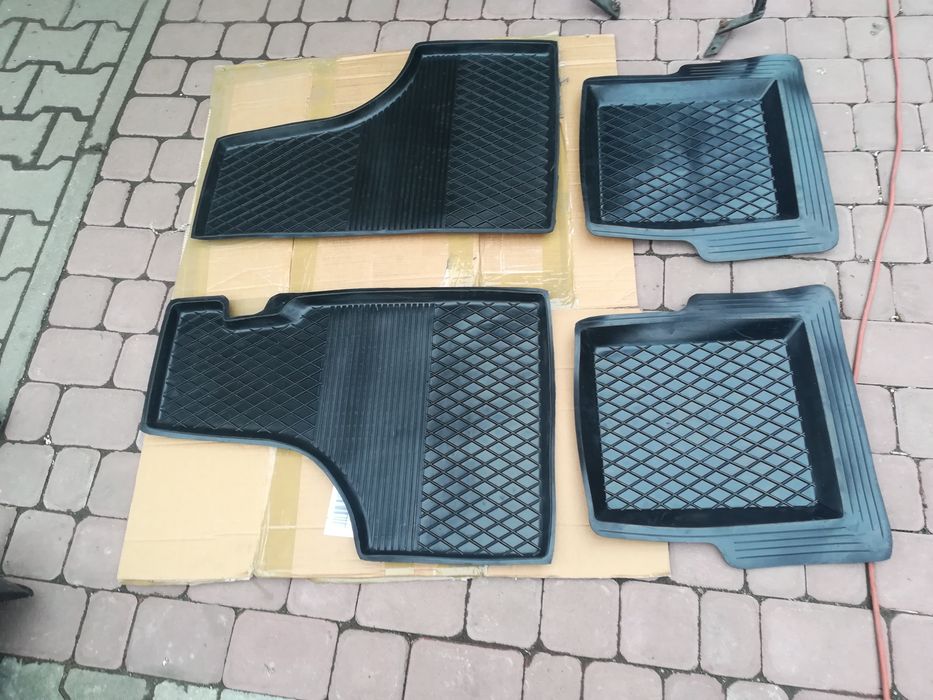 Fiat 126p dywaniki gumowe komplet 4 sztuk przód i tył